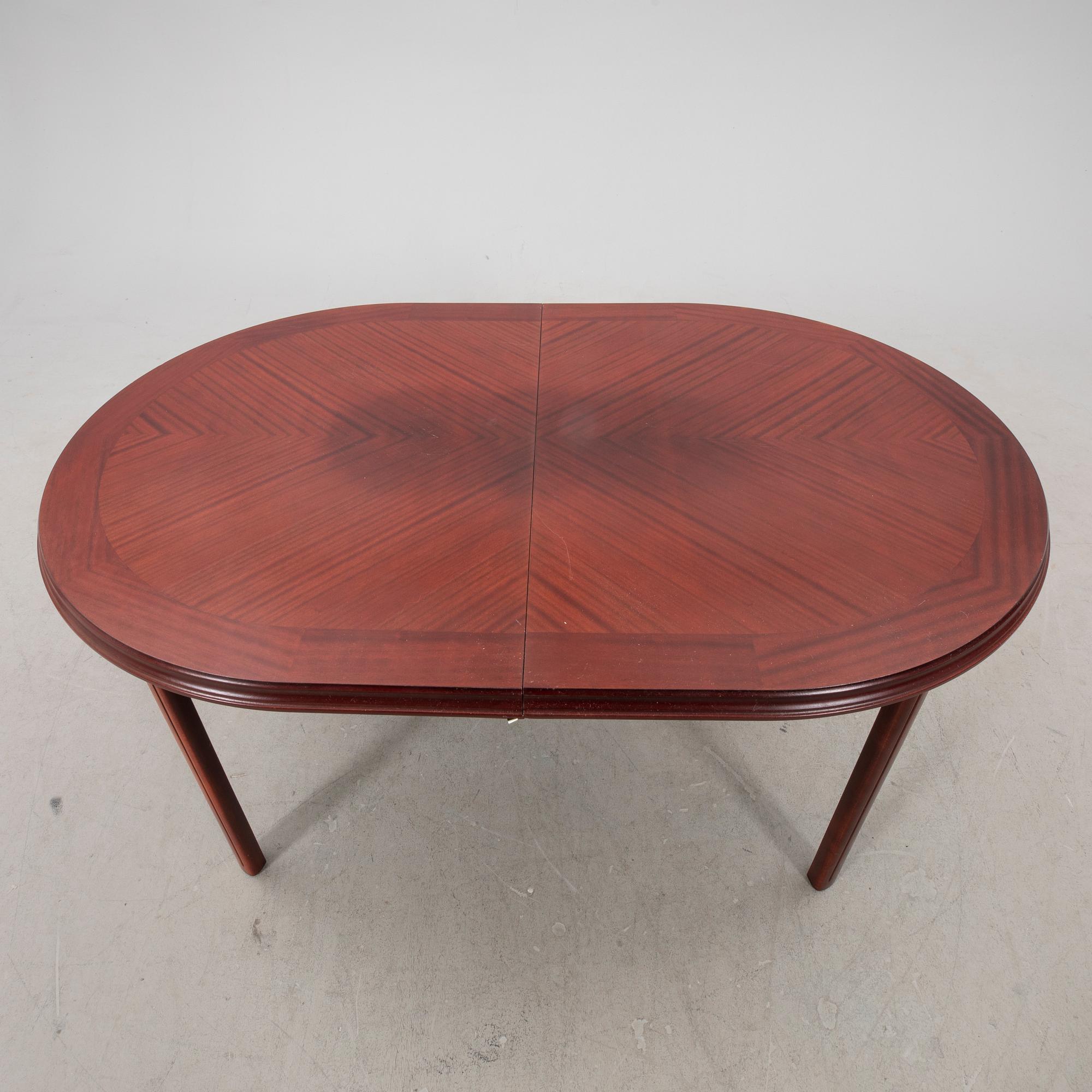 A 1970/80s mahogany dining table.