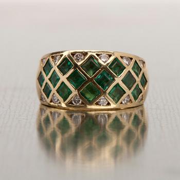 RING, guld 18K, små diamanter 12 st ct och 16 smaragder tot. ca 1,60 ct. 1900-talets sista kvartal. Vikt 6,3 g.
