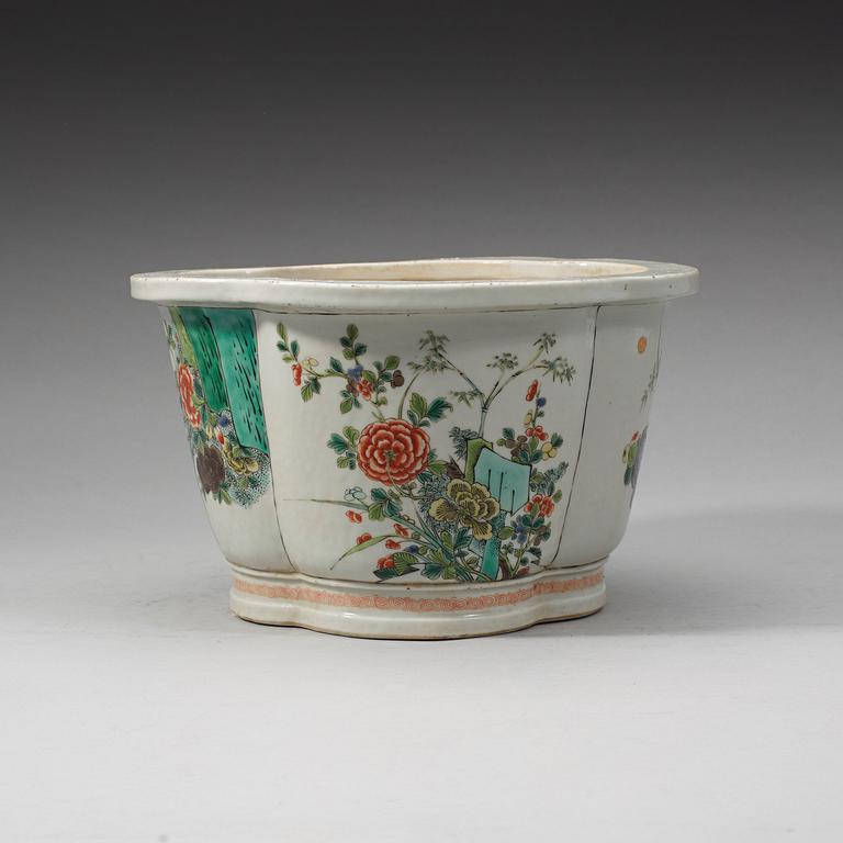A famille verte flower pot, Qing dynasty, 19th Century.
