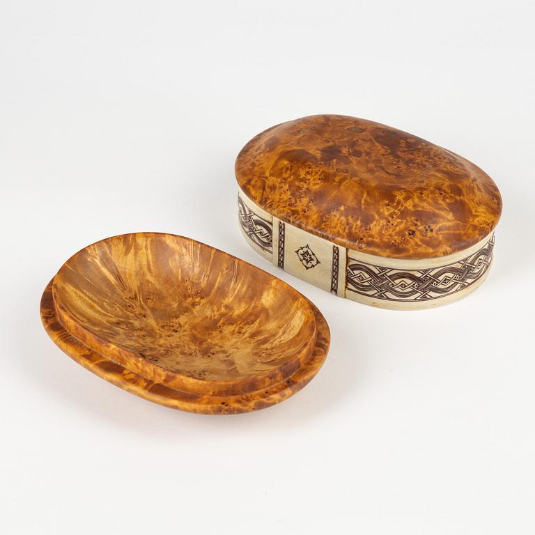 A birch and reindeer horn box with lid by Esse Poggats, signed and dated 80.