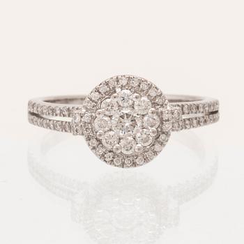 An 18K white gold ring set with round brilliant-cut diamonds.