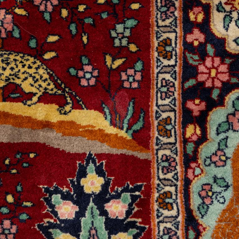 Carpet, Tabriz, with hunting motif. 220 x 140 cm.