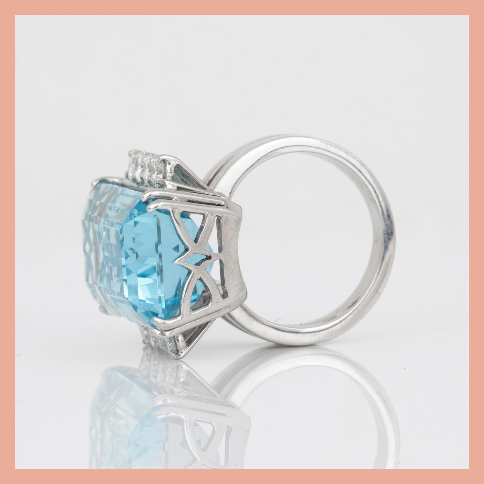 RING, 18K vitguld med trappslipad akvamarin, ca 21,11 ct samt diamanter, tot ca 0,80 ct. Total vikt ca 15,76 g.