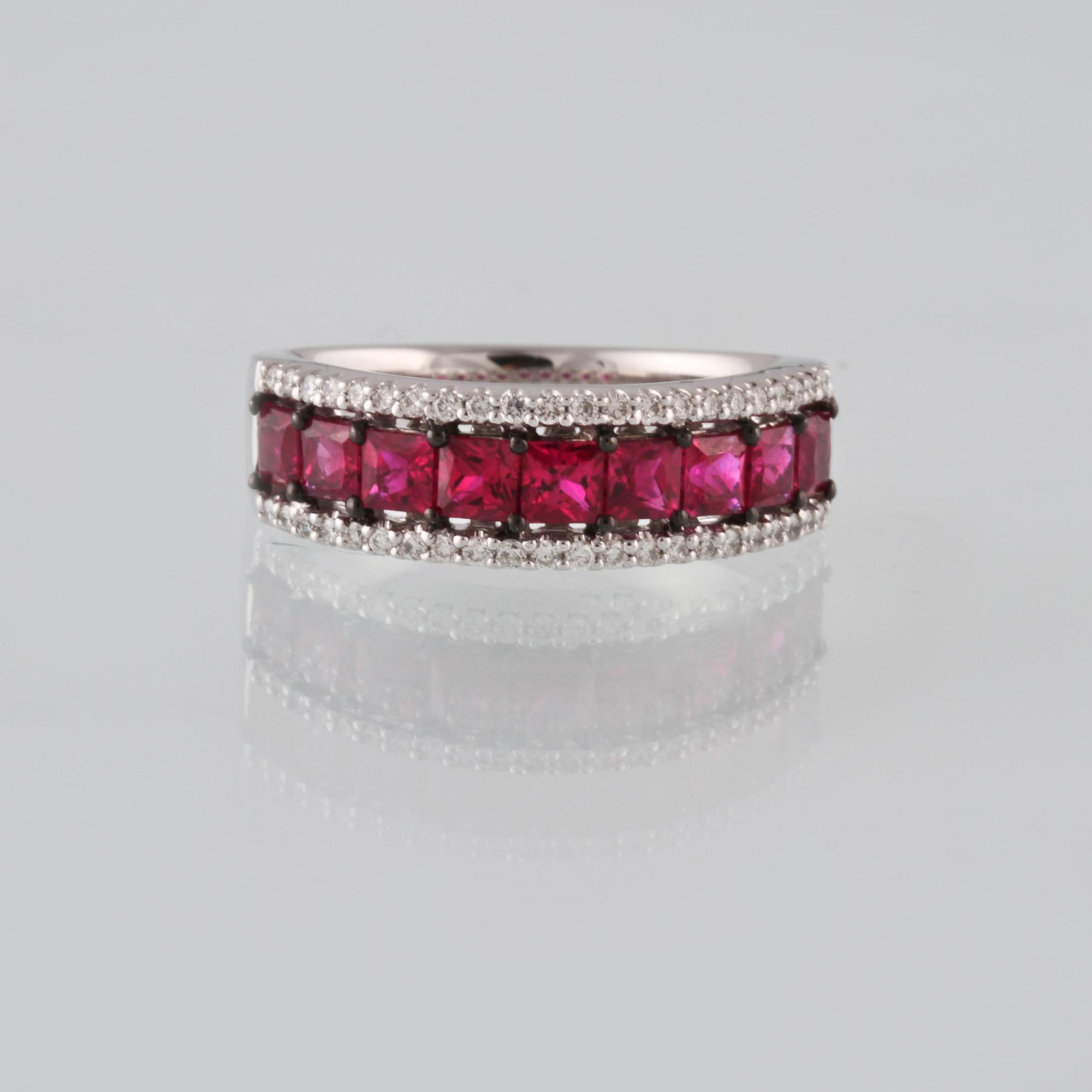 RING, 18K vitguld med briljantslipade diamanter 0.22 ct samt carréslipade rubiner 1.67. Vikt 6,6 gram.