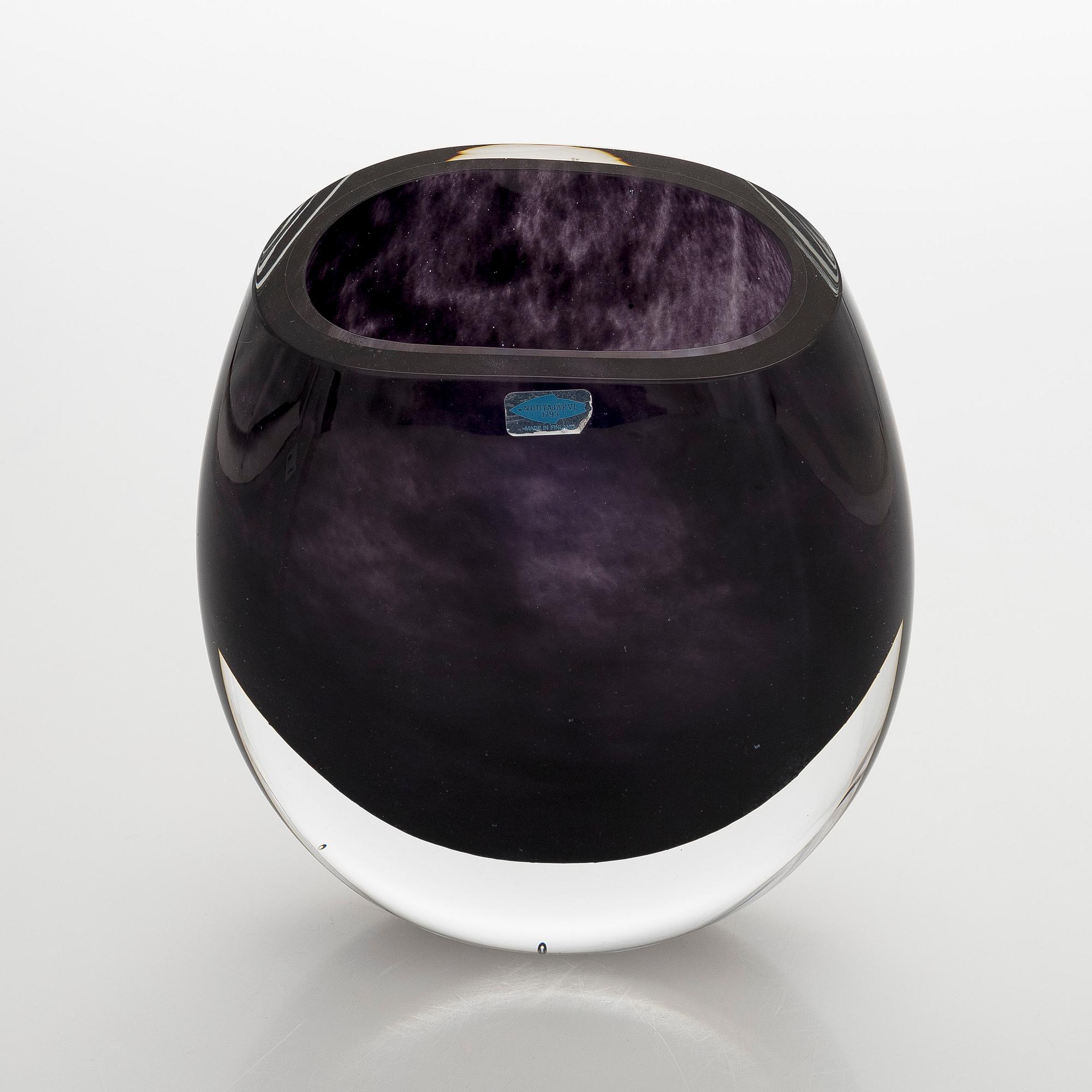 Kerttu Nurminen, vas, signerad K. Nurminen Nuutajärvi.