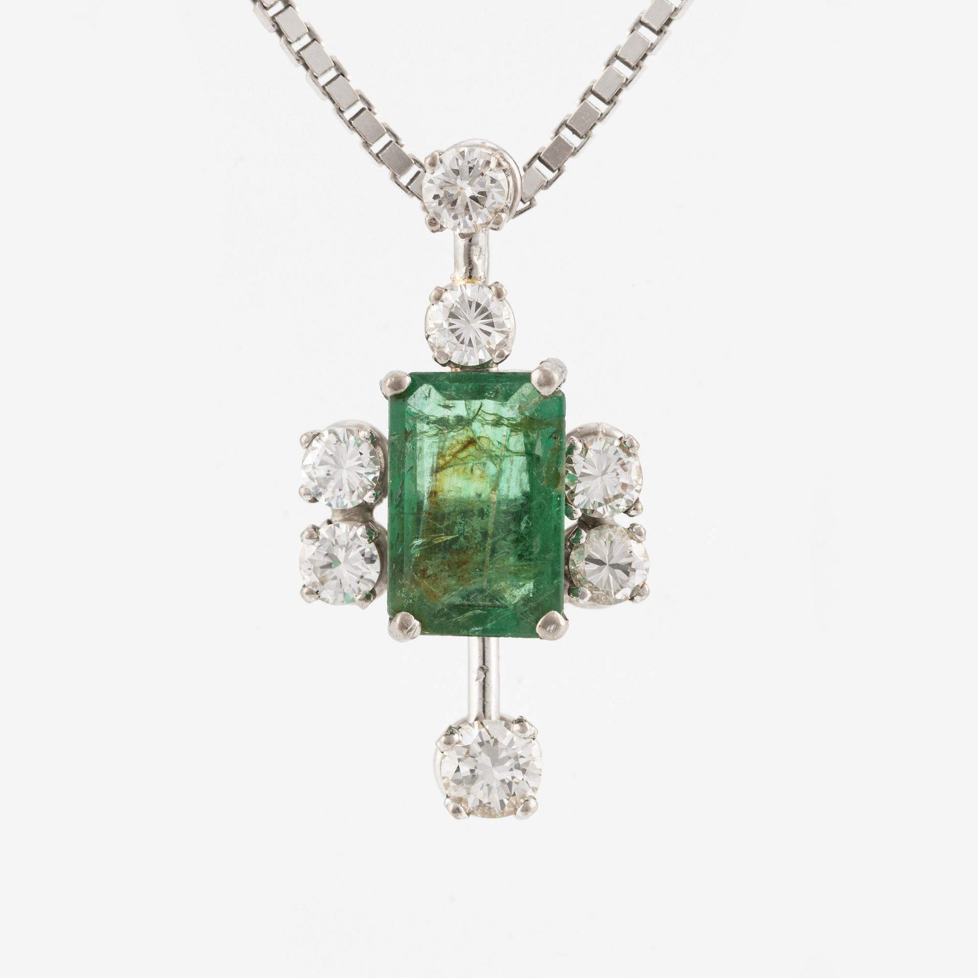 Pendant with chain, featuring an emerald with brilliant-cut diamonds.