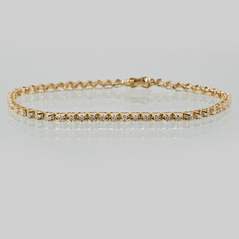 ARMBAND, 18K guld med briljantslipade diamanter. Vikt 4,7 gram.