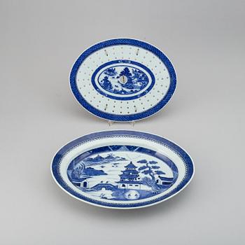 A blue and white export fish dish with inlay, Qing dynasty, Jiaqing (1795-1820).