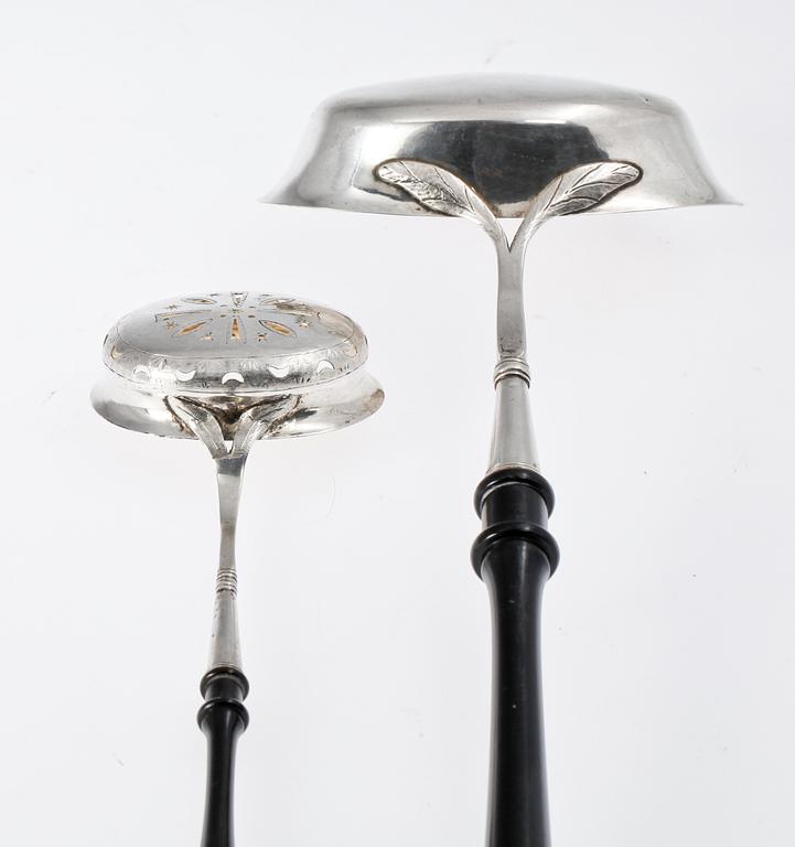 SOPPSLEV samt STRÖSKED, silver, bl.a. Jonas Lindberg. 1800-tal. Total vikt ca 92 g.