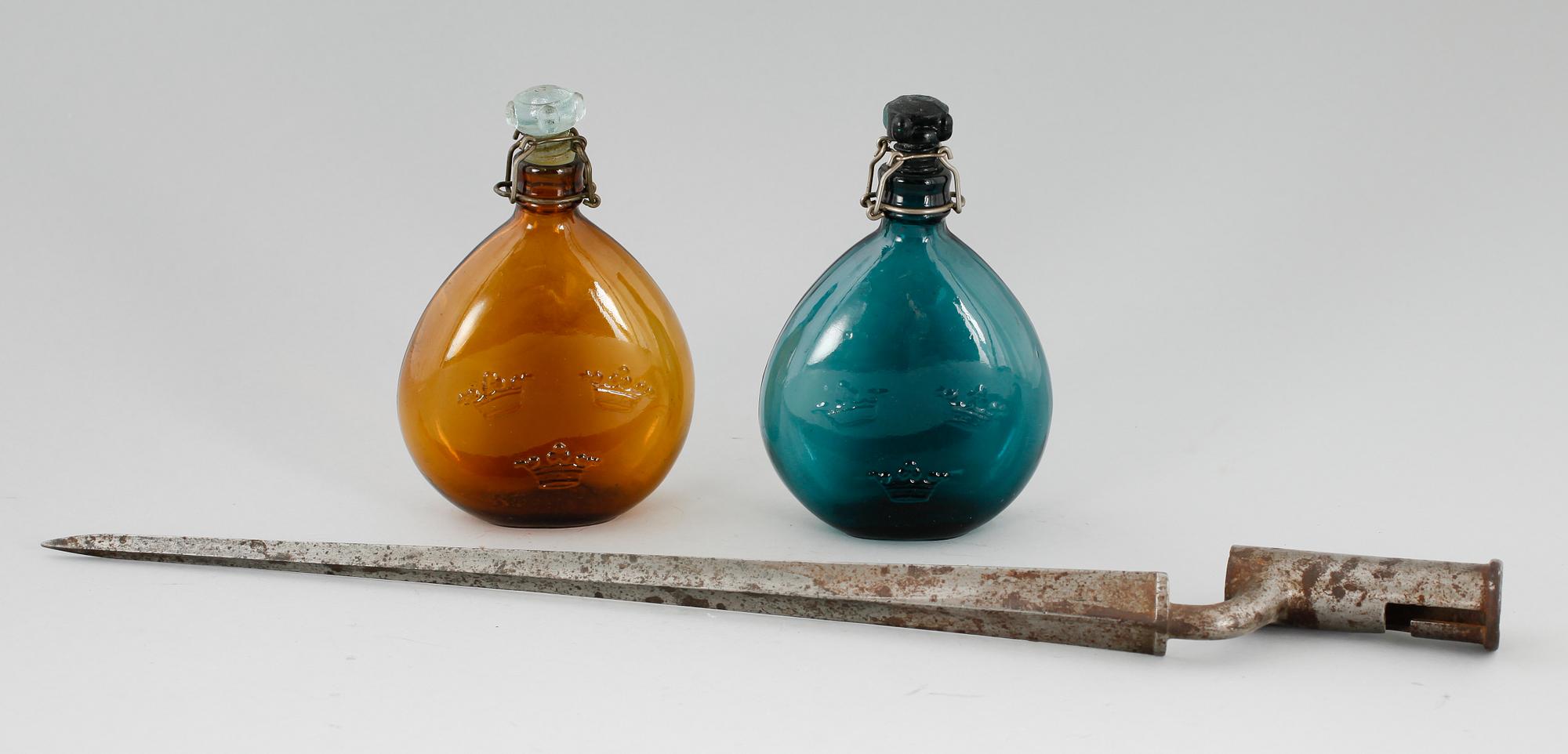FLASKOR, 2 st, brunt och grönt glas, 1800-tal samt BAJONETT.