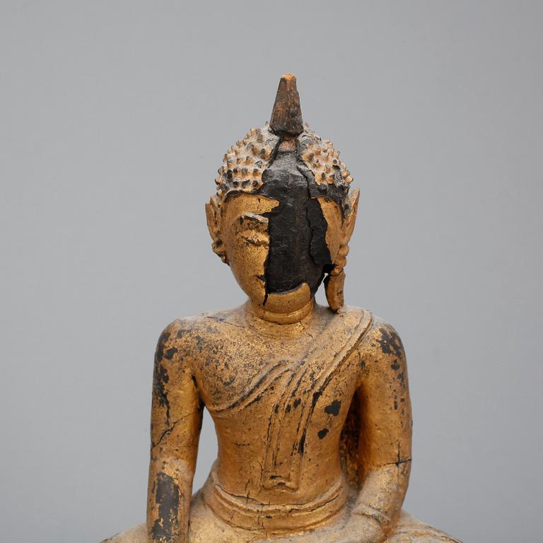 BUDDHA, förgyllt och lackerat trä. Thailand, 1800-tal.