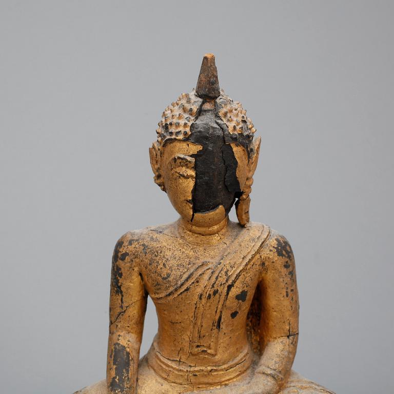 BUDDHA, förgyllt och lackerat trä. Thailand, 1800-tal.