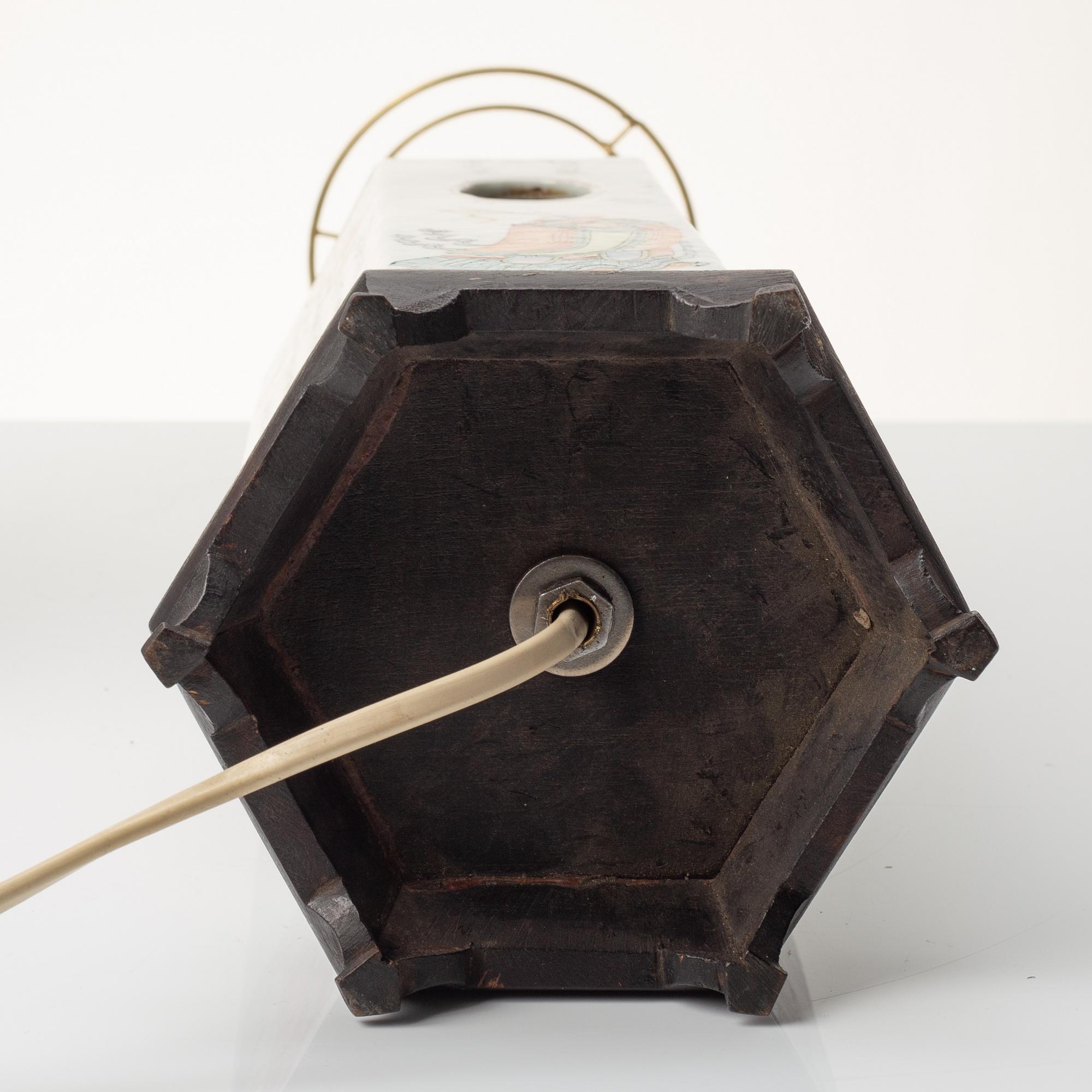 Perukstockar/bordslampor, ett par, porslin, Kina, sen Qingdynati.