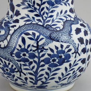 A blue and white vase with cover, Qing dynasty, 19th Century.