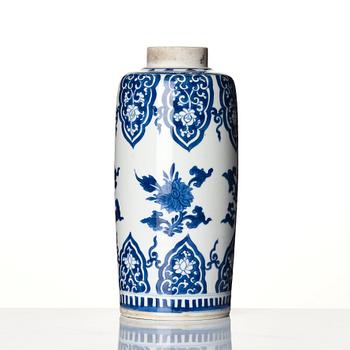 A blue and white vase, Qing dynasty, Kangxi (1662-1722).