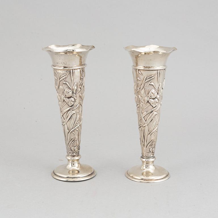 A pair of silver vases, William Comyns & Sons, London 1901.