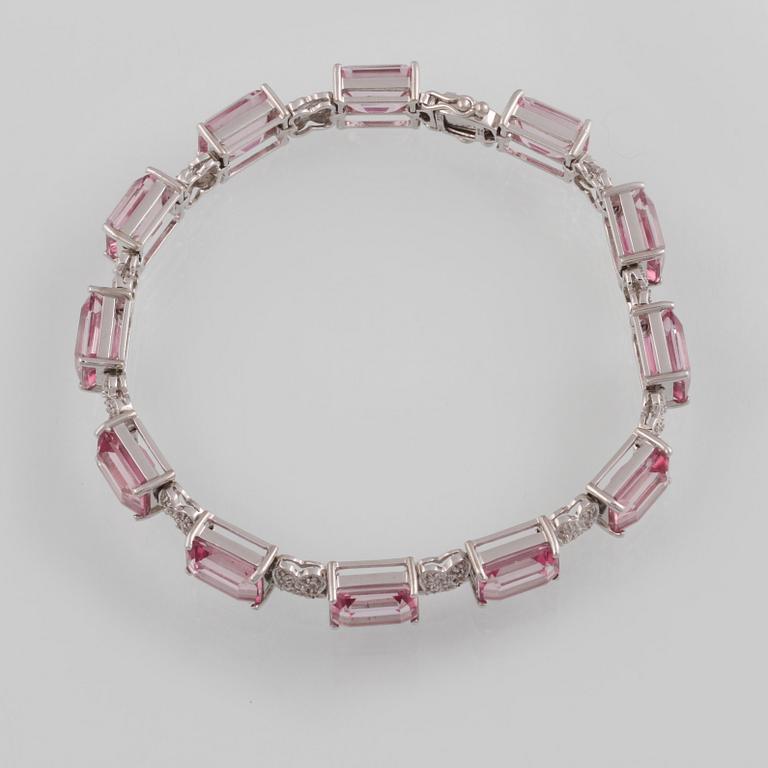 ARMBAND, 14K vitguld med rosa topaser samt briljantslipade diamanter. Vikt 19,5 gram.