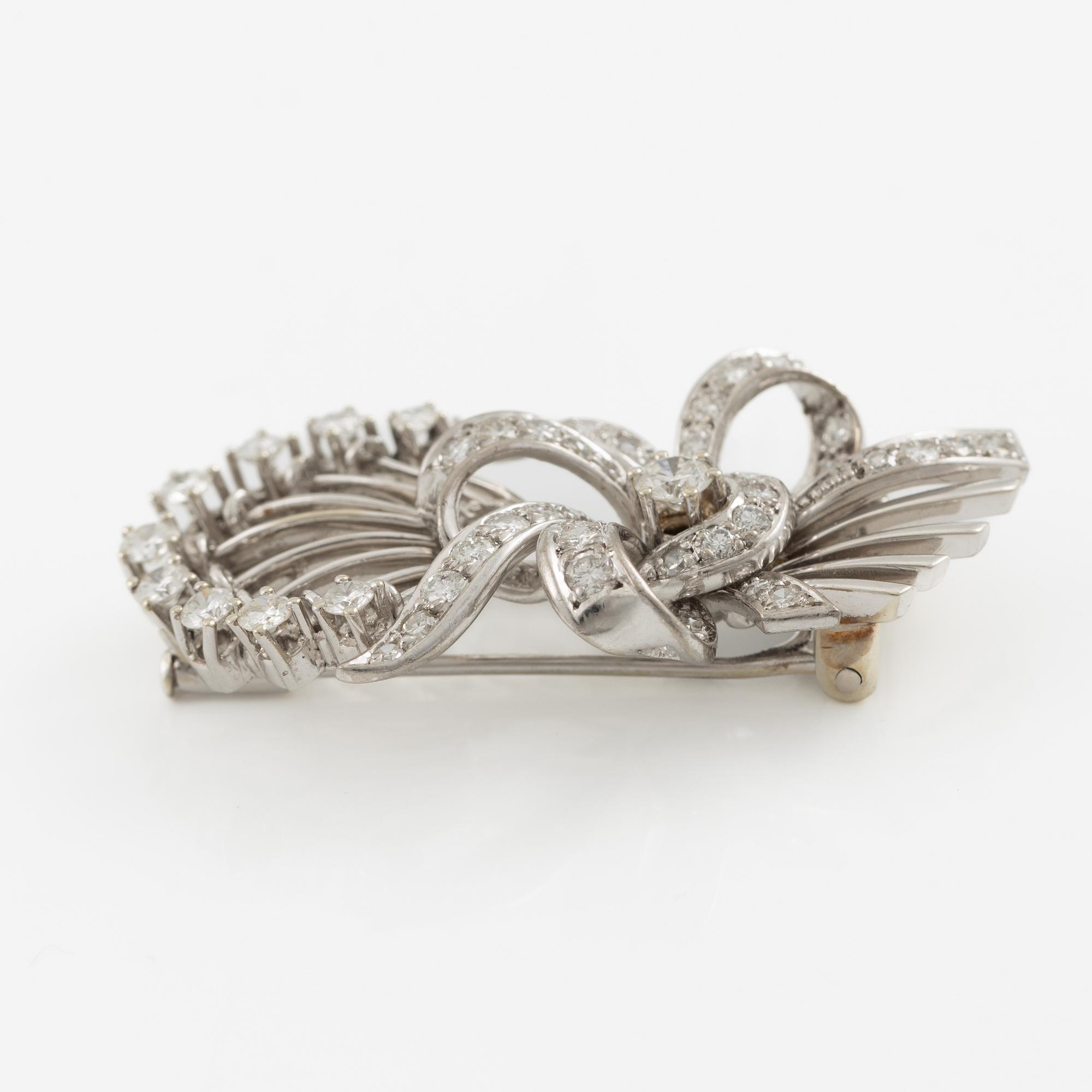 Brooch/clip 18K white gold set with round brilliant-cut and eight-cut diamonds.