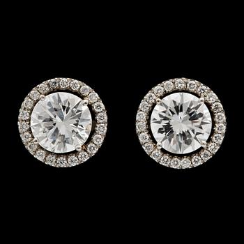 A pair of brilliant cut diamond studs, tot. 2.60 cts.