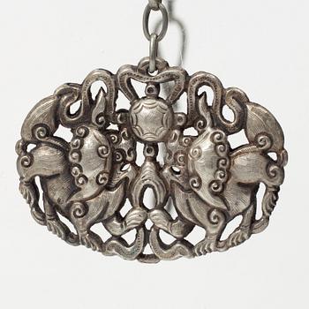 Amuletter, fyra stycken, vitmetall samt fyra hårsmycken delvis i silver, Kina, 1900-tal.