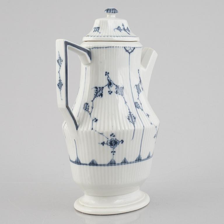 A 'Blue Fluted Plain' / 'Musselmalet rifflet' coffee pot, Royal Copenhagen, around 1800.