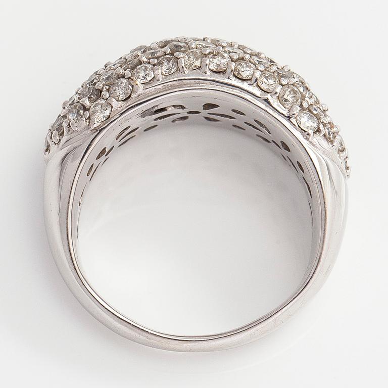 Ring, bombé, 18K vitguld och diamanter ca 2.00 ct tot enligt gravyr.