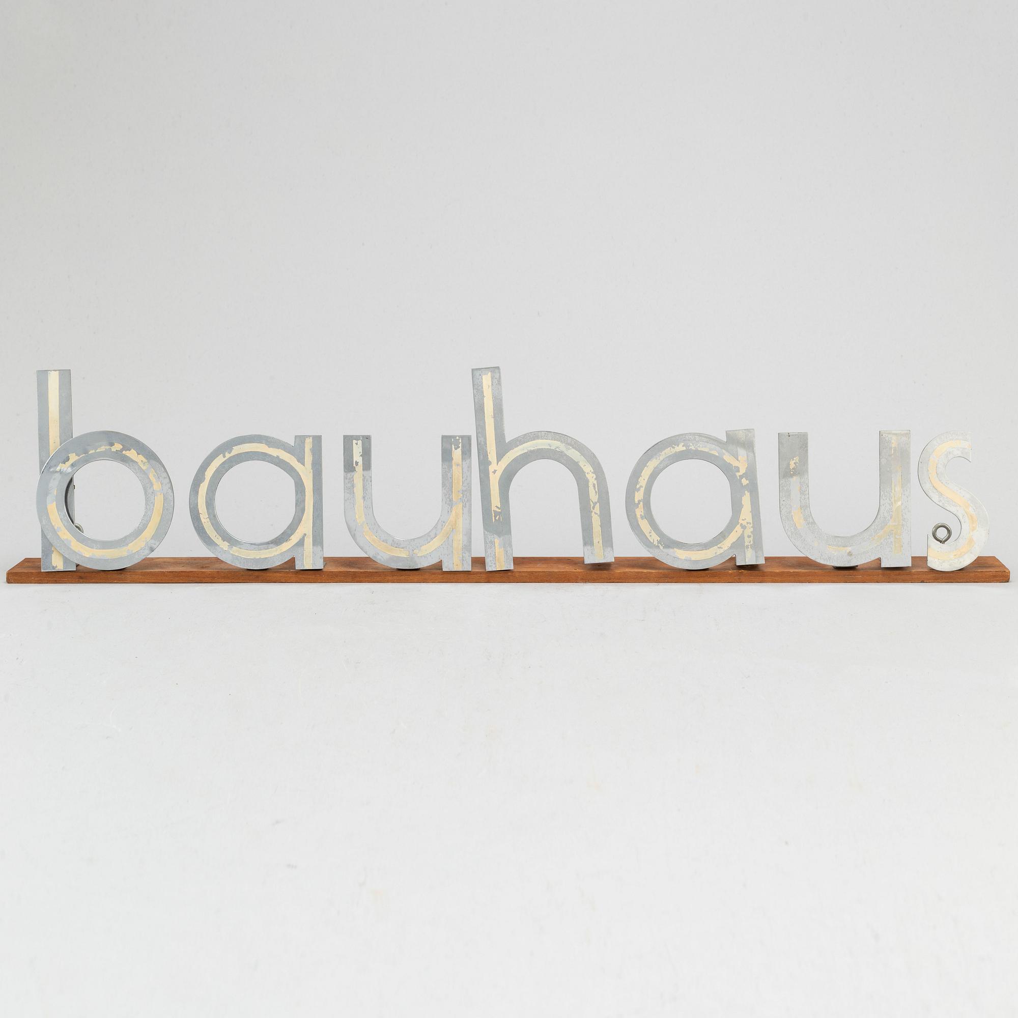 SKYLTBOKSTÄVER "bauhaus" monterade på träplatta, kromade metall.