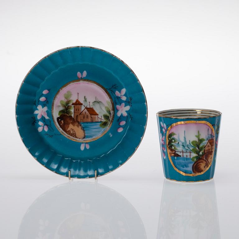KOPP MED FAT, porslin, Kuznetsov, Ryssland, 1800-talets senare hälft.