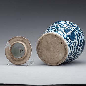 A blue and white urn with cover, Qing dynasty, Kangxi (1662-1722).