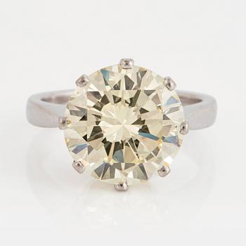 982. Ring 18K vitguld med en rund briljantslipad diamant ca 6.50 ct kvalitet ca Light Yellow vvs-vs.