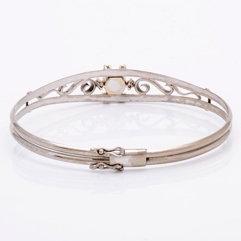 Armring 18K vitguld 1 odlad pärla ca 7,5 mm och 6 diamanter 8/8, stämplad K HIL Helge Larsson Malmö 1966, ca 16 cm.