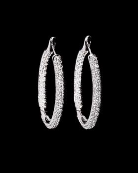 1081. A pair of brilliant cut diamond earrings, tot. 3.99 cts.