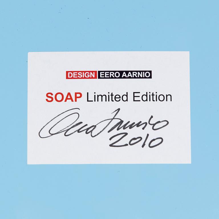 Eero Aarnio, "Soap-tuoli" Artekno, signeerattu Eero Aarnio, 2010.
