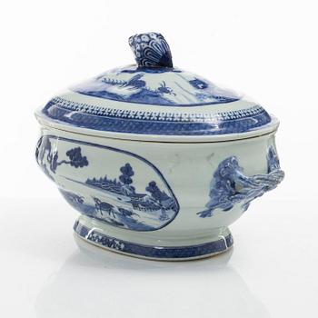 Terrin med lock, porslin. Qingdynastin, Jiaqing (1796-1820).