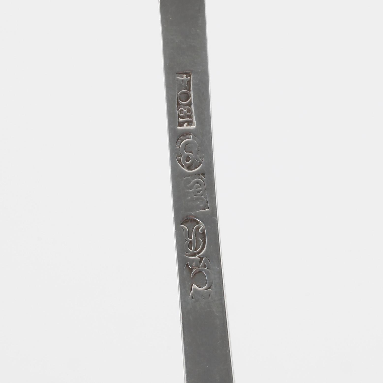 SOCKERSTRÖARE, två st, silver, varav en sannolikt fransk, 1800-tal. Vikt ca 114 gram.