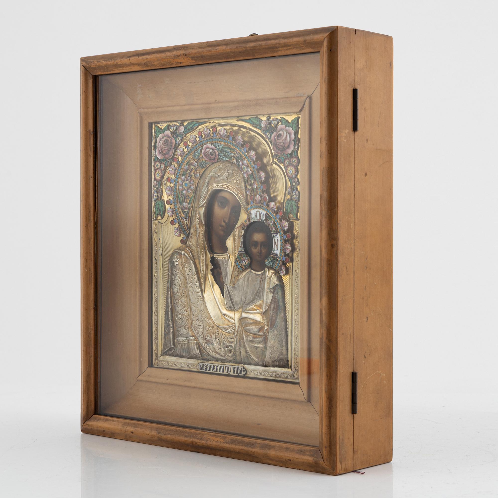 Ikon, med oklad i förgyllt silver och emalj, Ryssland 1896-1908.