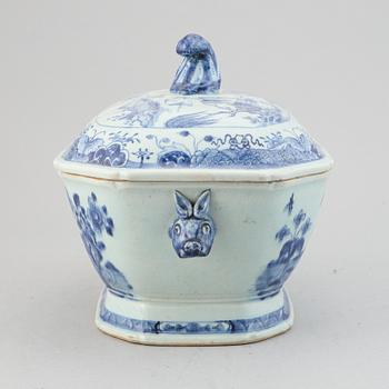 Terrin med lock, kompaniporslin. Qingdynastin, Qianlong (1736-95).