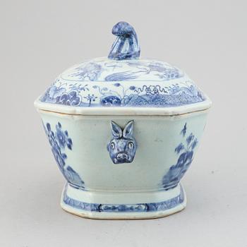 A blue and white tureen with cover, Qing dynasty, Qianlong (1736-95).