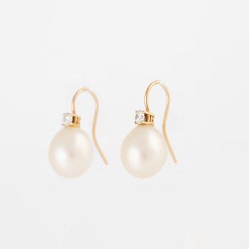 Earrings, a pair, gold with cultured pearls and brilliant-cut diamonds.