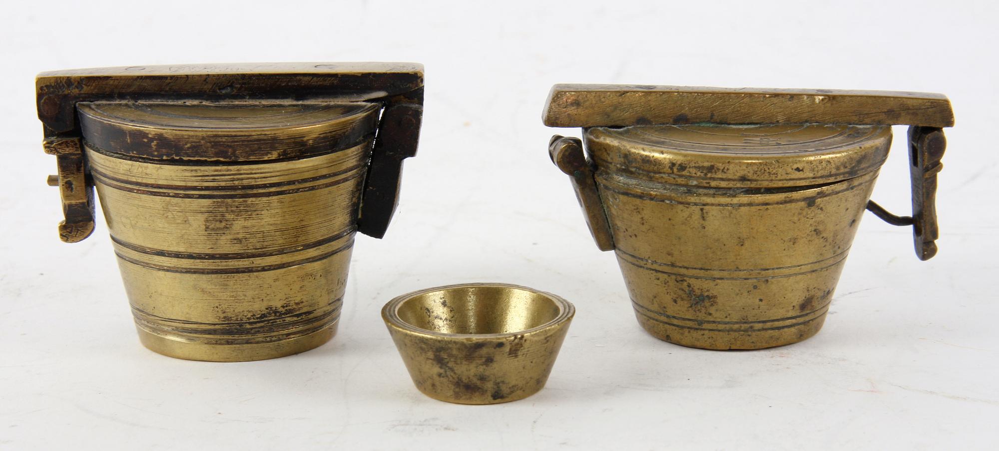 VIKTSATSER, 2 st, malm, 1800-tal.