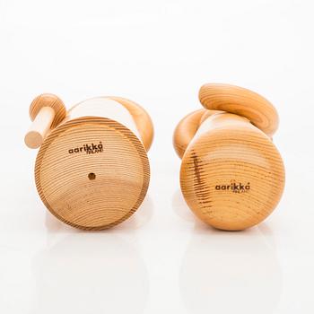 Kaija Aarikka, puuveistoksia, 2 kpl ja kynttilänjalka, Aarikka, Suomi.