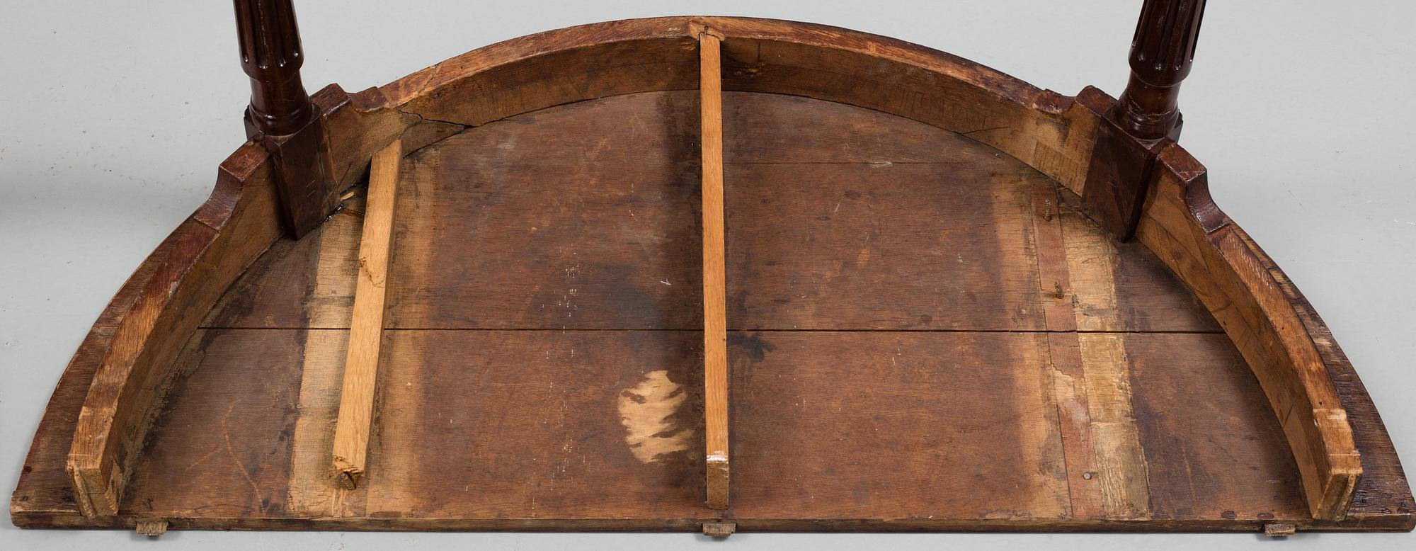 BORD, två stycken, 1800-tal, mahogny med trissor.