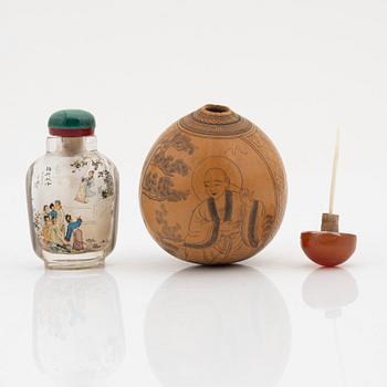 Two Chinese snuff bottles with stoppers, 20th Century.