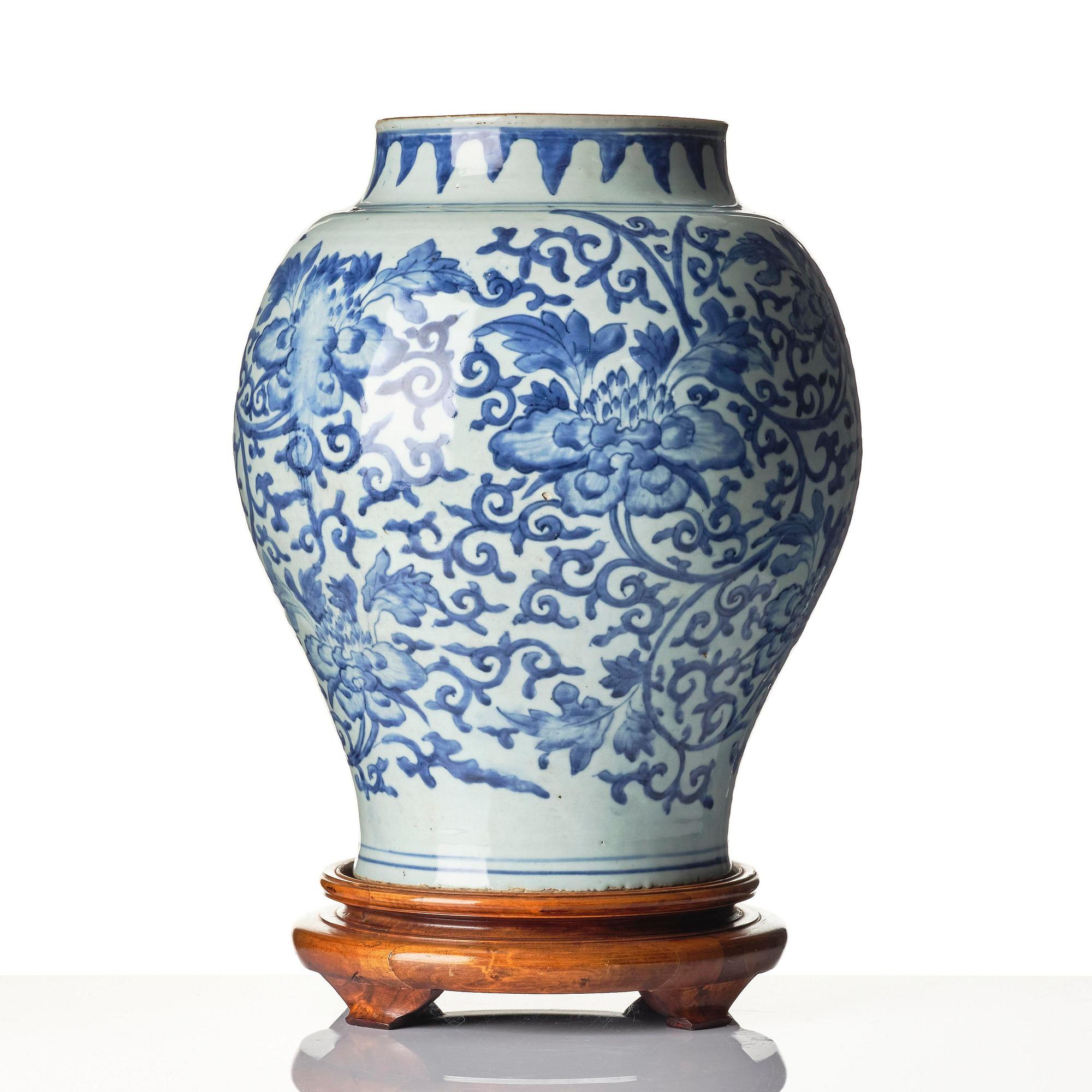 A large blue and white jar, Transition, 17th century.