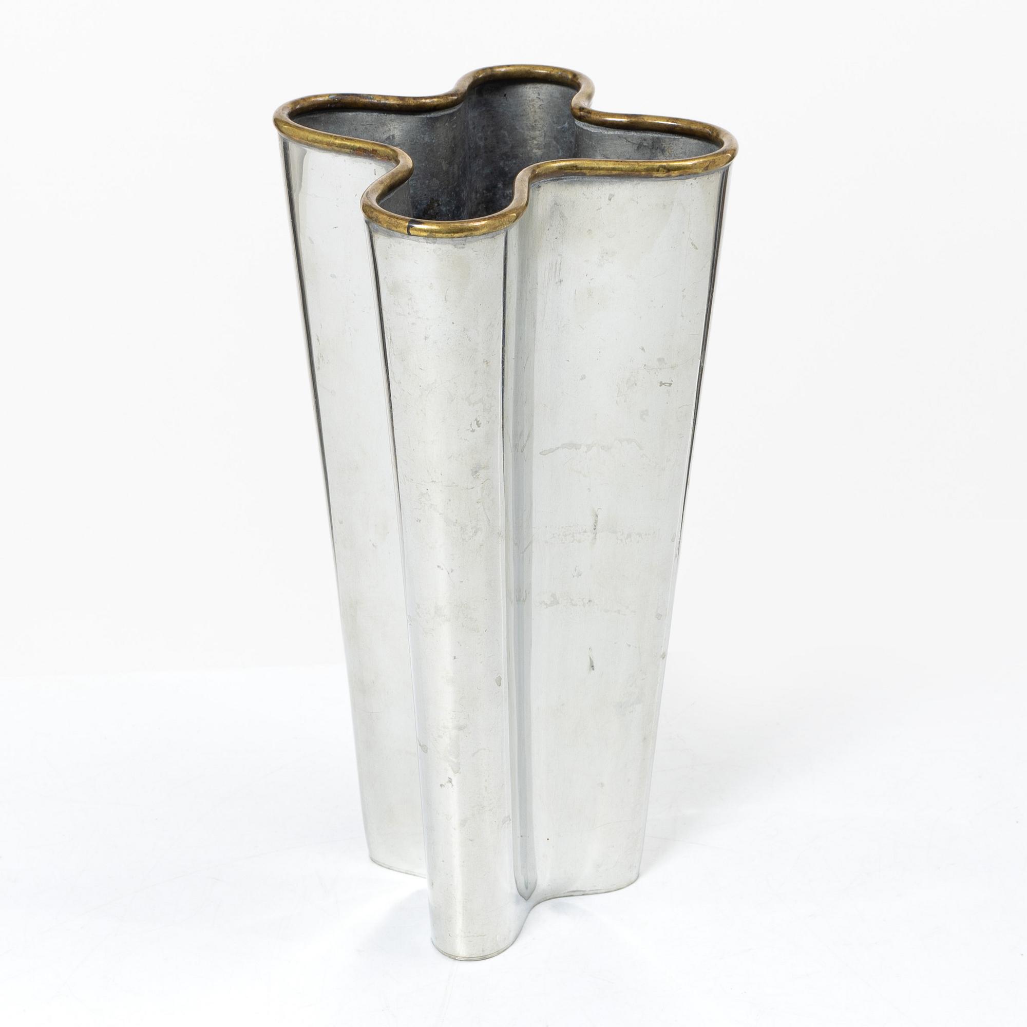 Björn Trägårdh, A 'Wave' vase for Svenskt Tenn, marked F11.