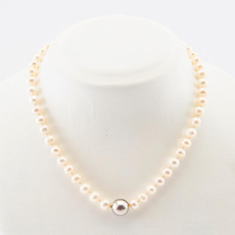 Ole Lynggaard, clasp in 18K white gold with a necklace of cultured pearls.