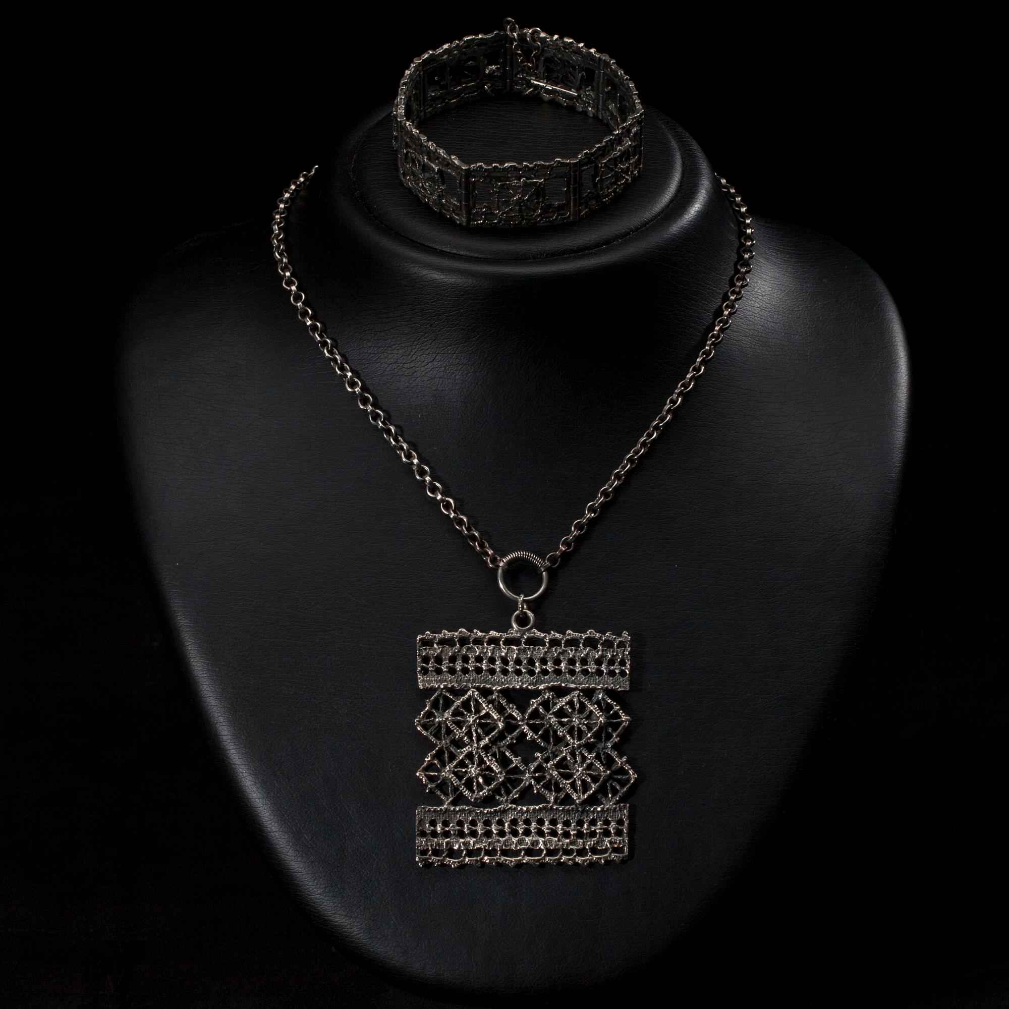 HÄNGE samt ARMBAND, silver, Pentti Sarpaneva, Åbo 1968.