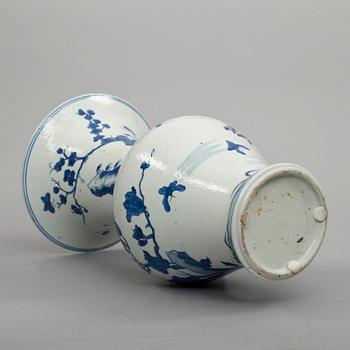 VAS, porslin. Kina, Kangxi-stil 1800-talets andra hälft.