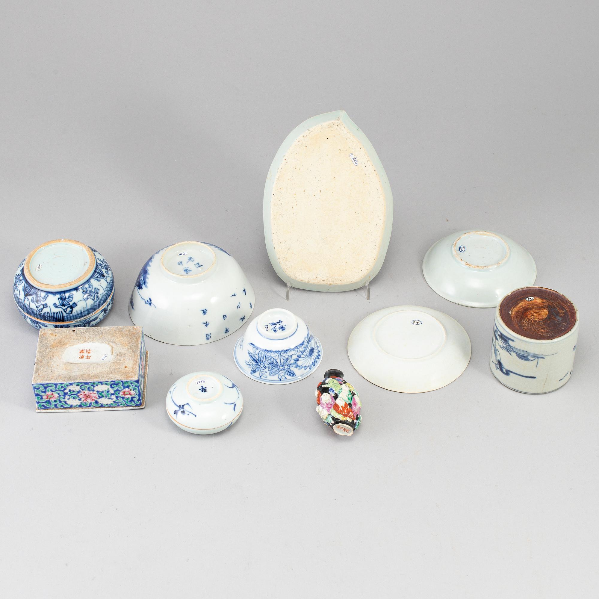 A group of Chinese ceramics, 19th/20th Century. (10 pieces).