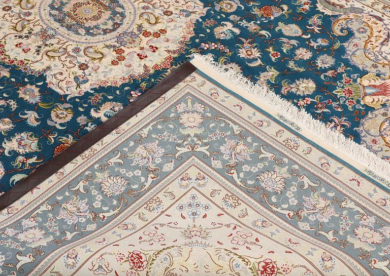 A part silk Tabriz carpet, so-called 50 Raj, approx. 306 x 200 cm.